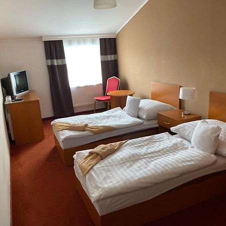 Hotel Cerny Orel Zatec מראה חיצוני תמונה