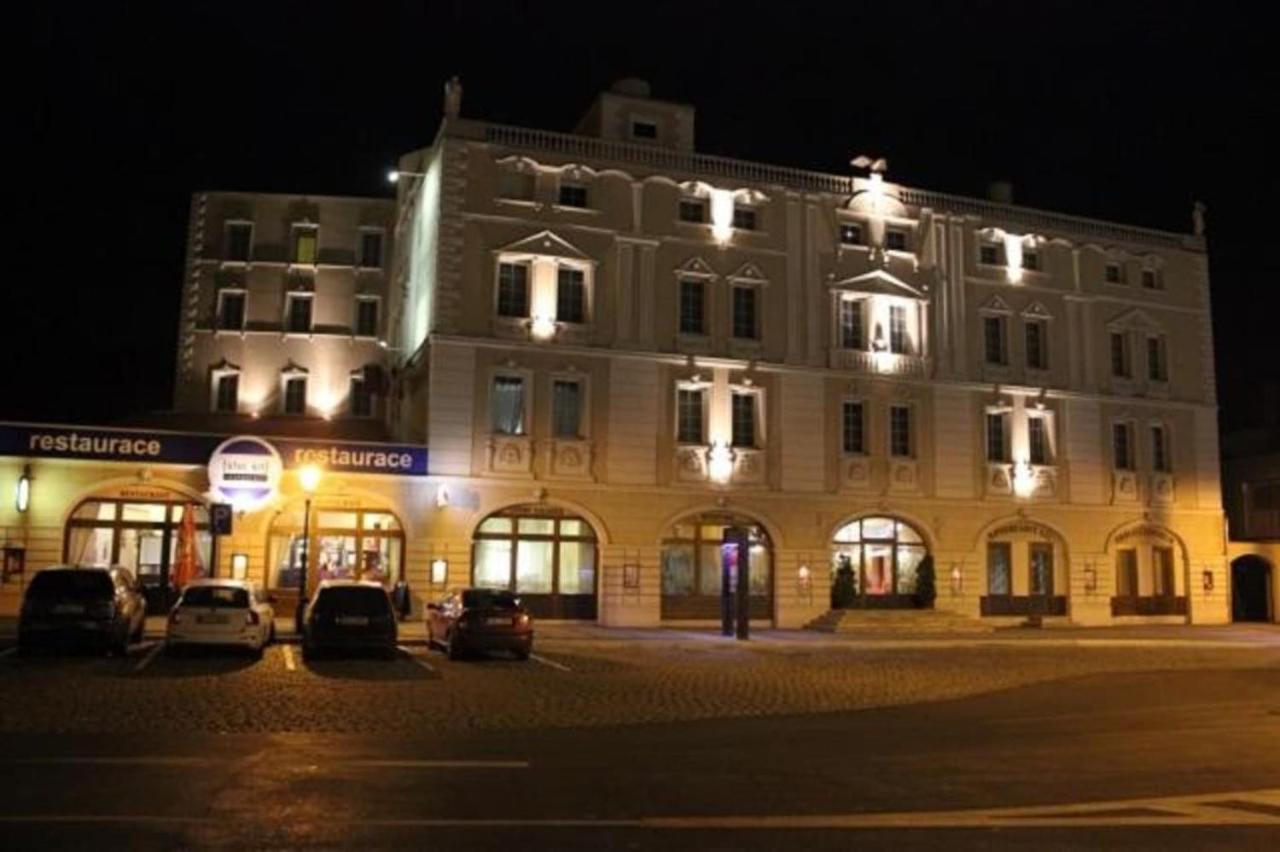 Hotel Cerny Orel Zatec מראה חיצוני תמונה