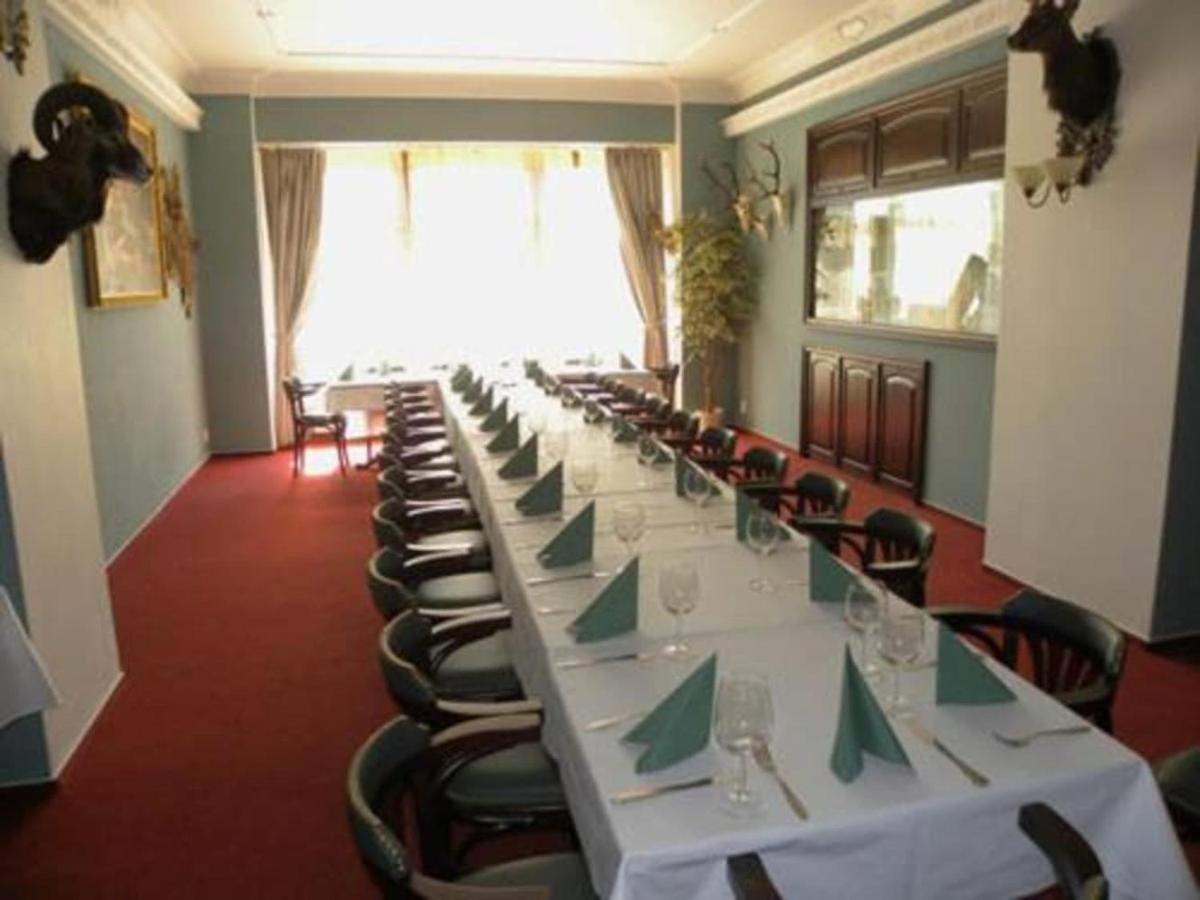 Hotel Cerny Orel Zatec מראה חיצוני תמונה