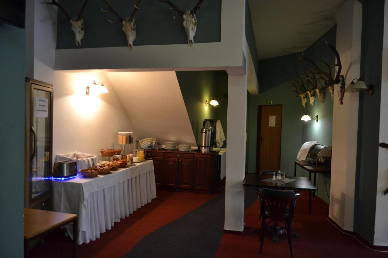 Hotel Cerny Orel Zatec מראה חיצוני תמונה
