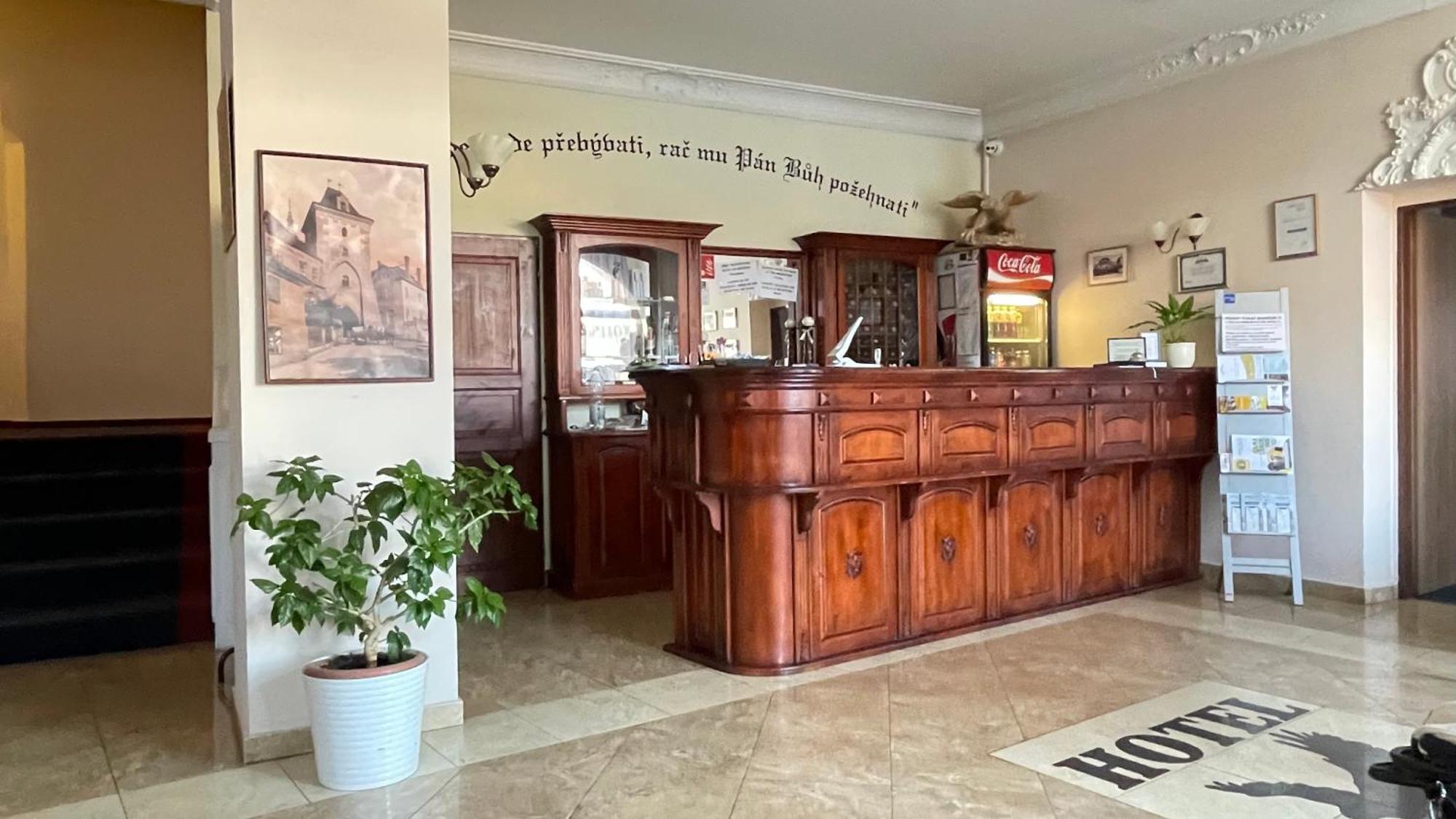 Hotel Cerny Orel Zatec מראה חיצוני תמונה