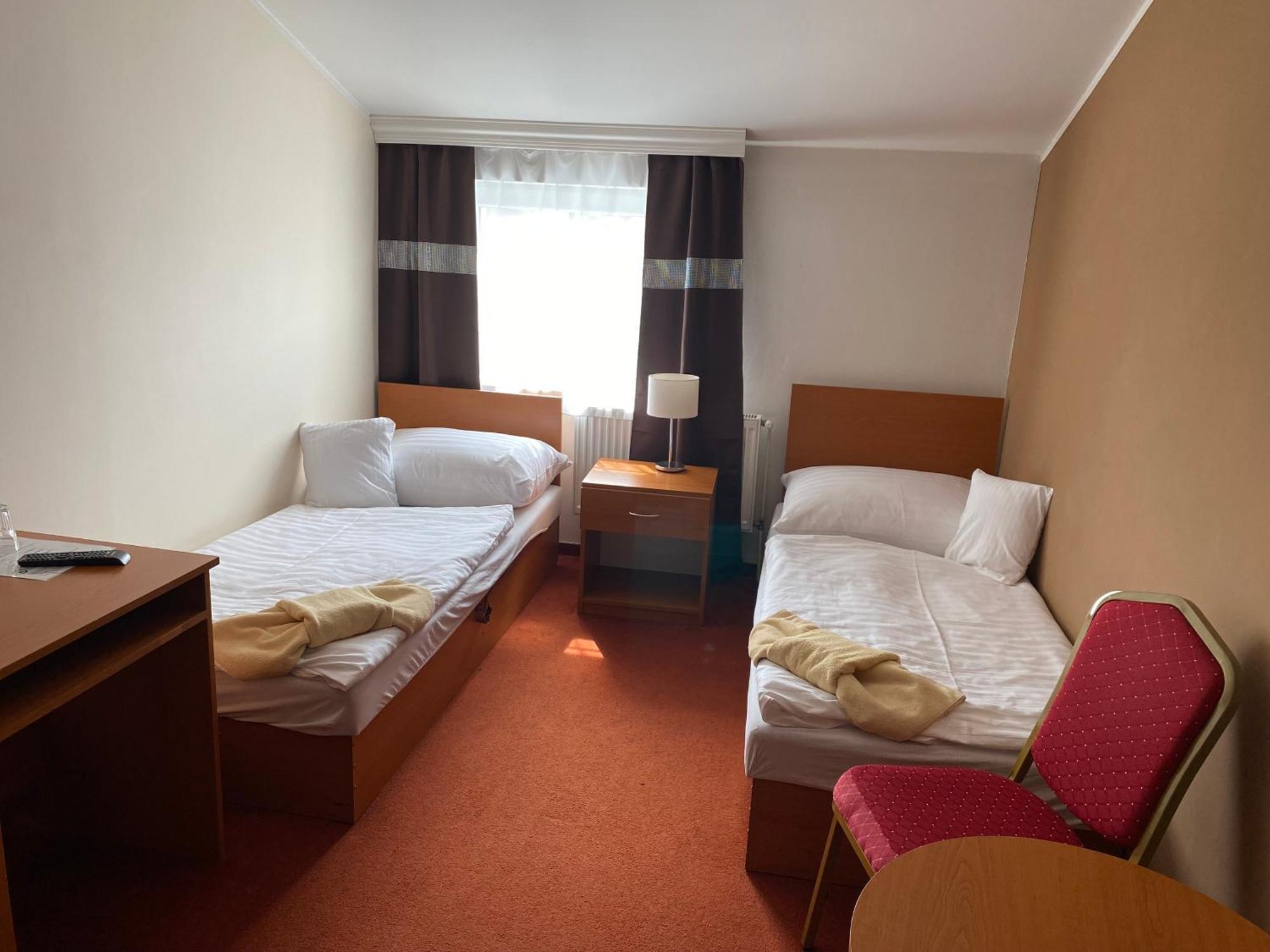 Hotel Cerny Orel Zatec מראה חיצוני תמונה