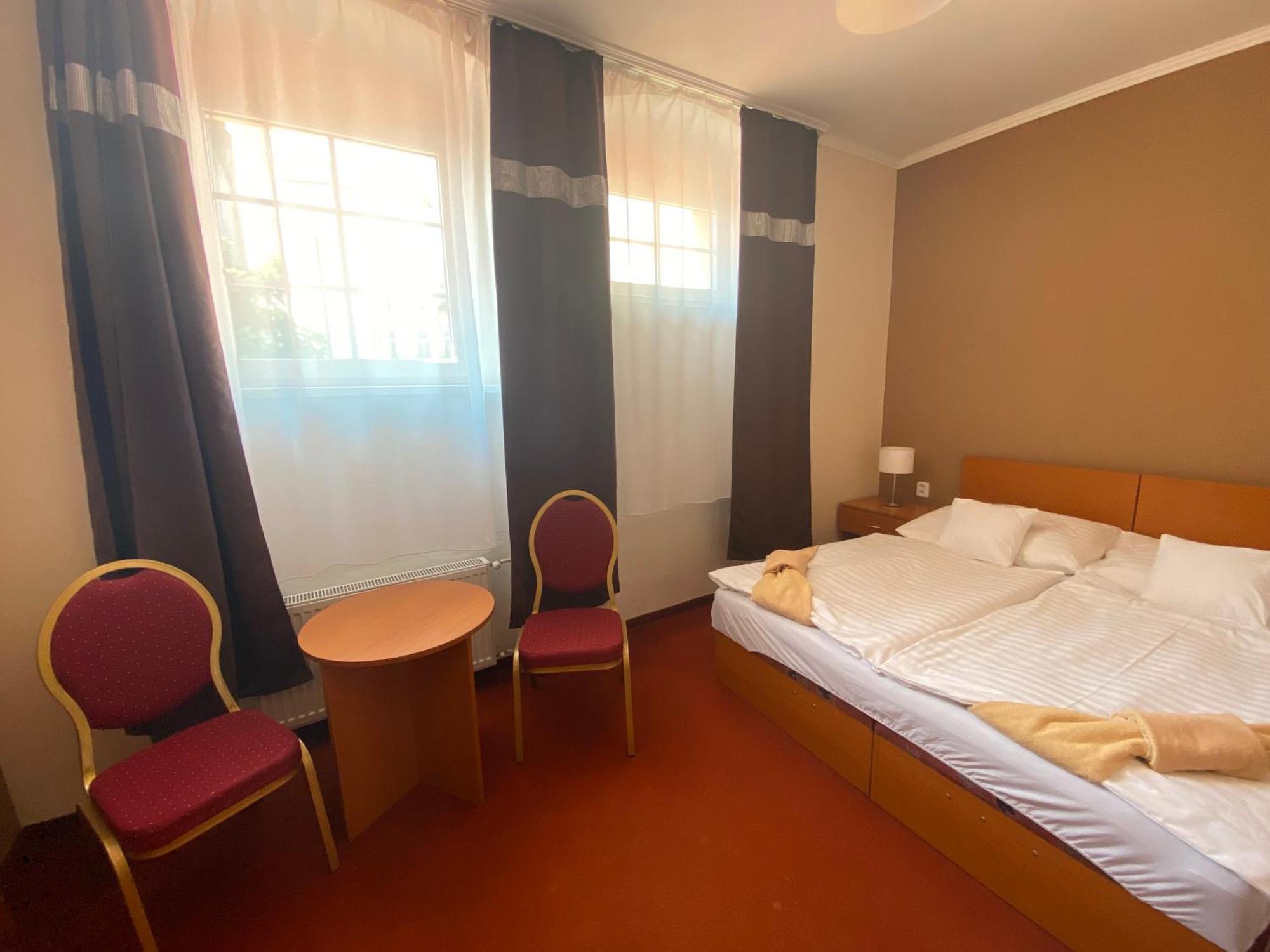 Hotel Cerny Orel Zatec מראה חיצוני תמונה
